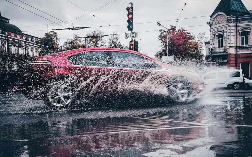 авто в дощ