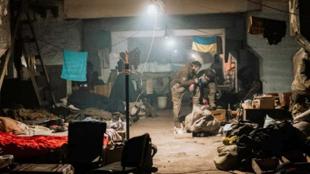 Українські солдати, які побували у російському полоні: «Комусь вставляли голки в рани, когось катували водою» Українські солдати під час боїв на «Азовсталі»