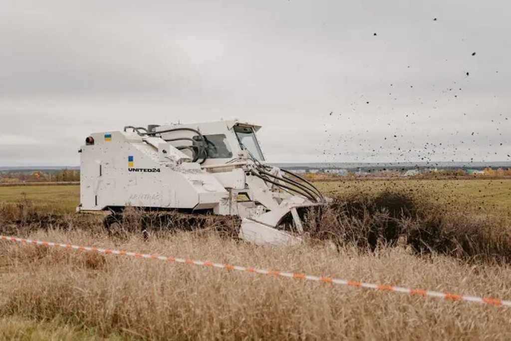 Україна отримала машину для розмінування Armtrac 400
