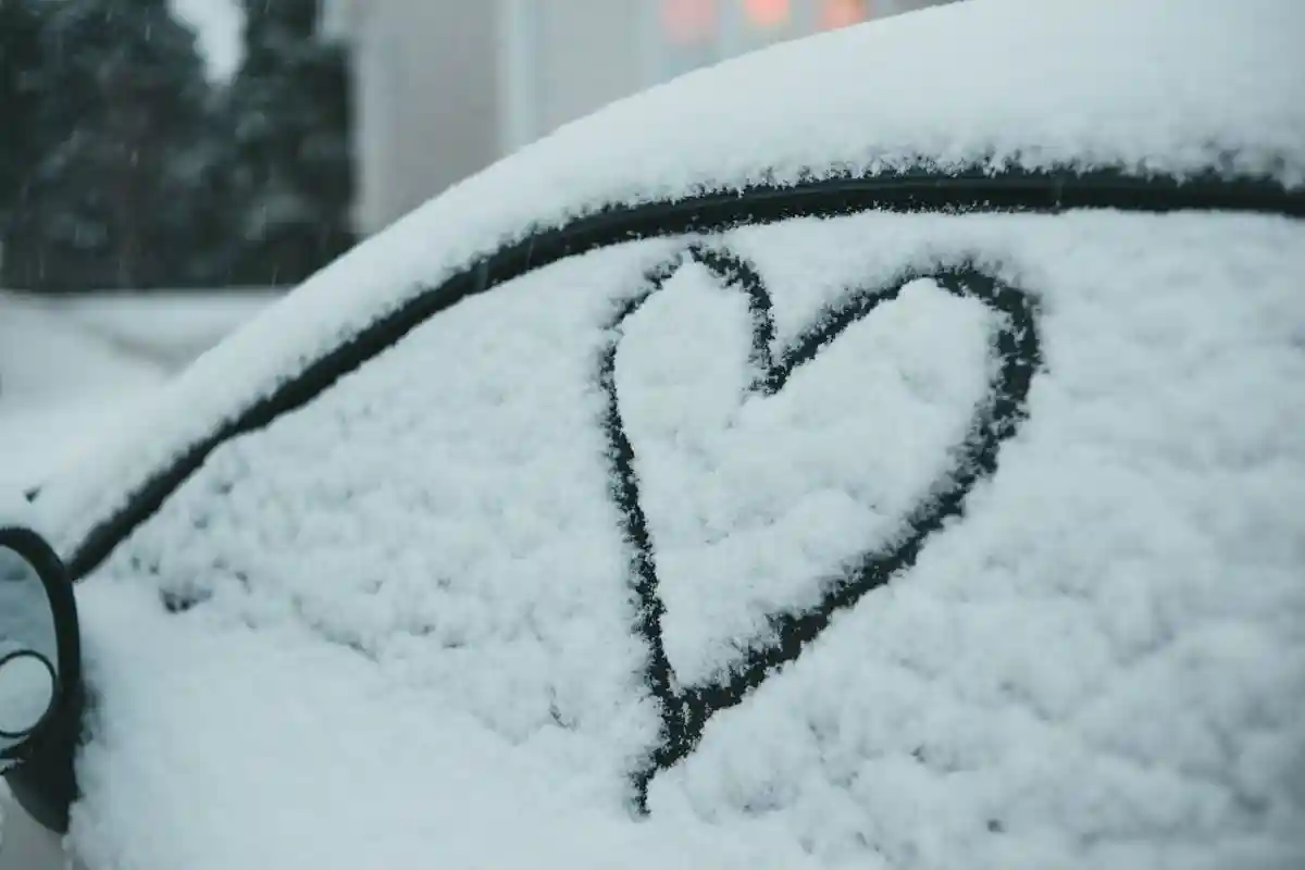 Як очистити скло від льоду: поради ADAC водіям