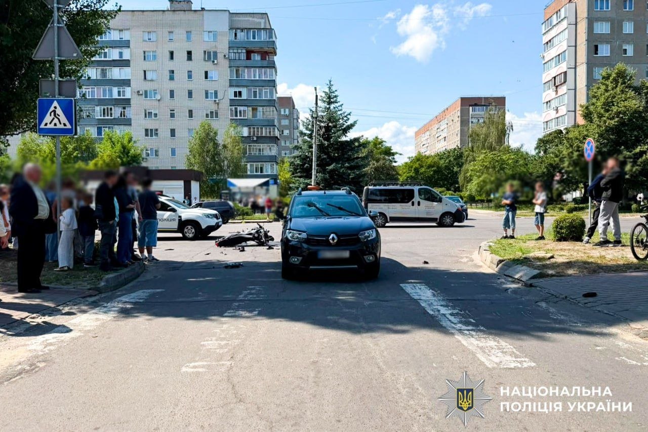 На перехресті у Вараші мотоцикліст без шолому проігнорував поліцію та