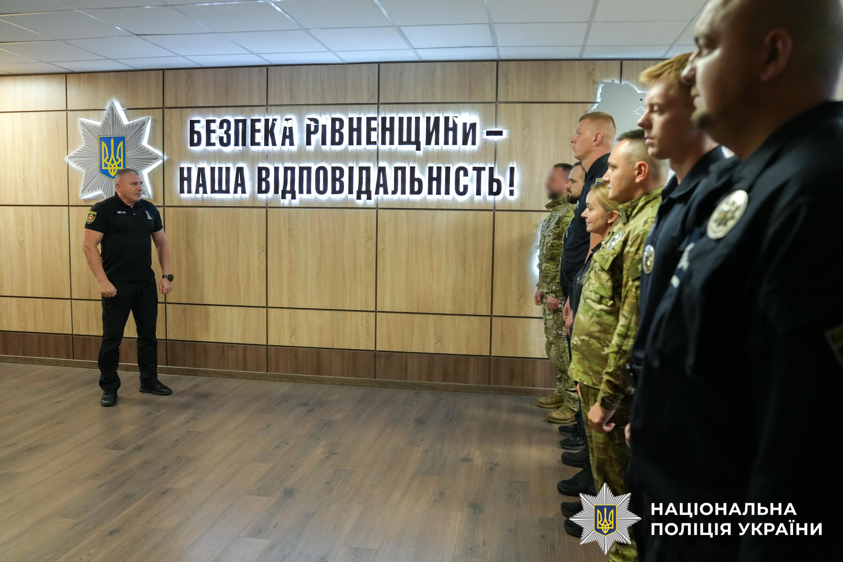 Начальник поліції Рівненщини Віктор Шанський вручив поліцейським відомчі відзнаки МВС