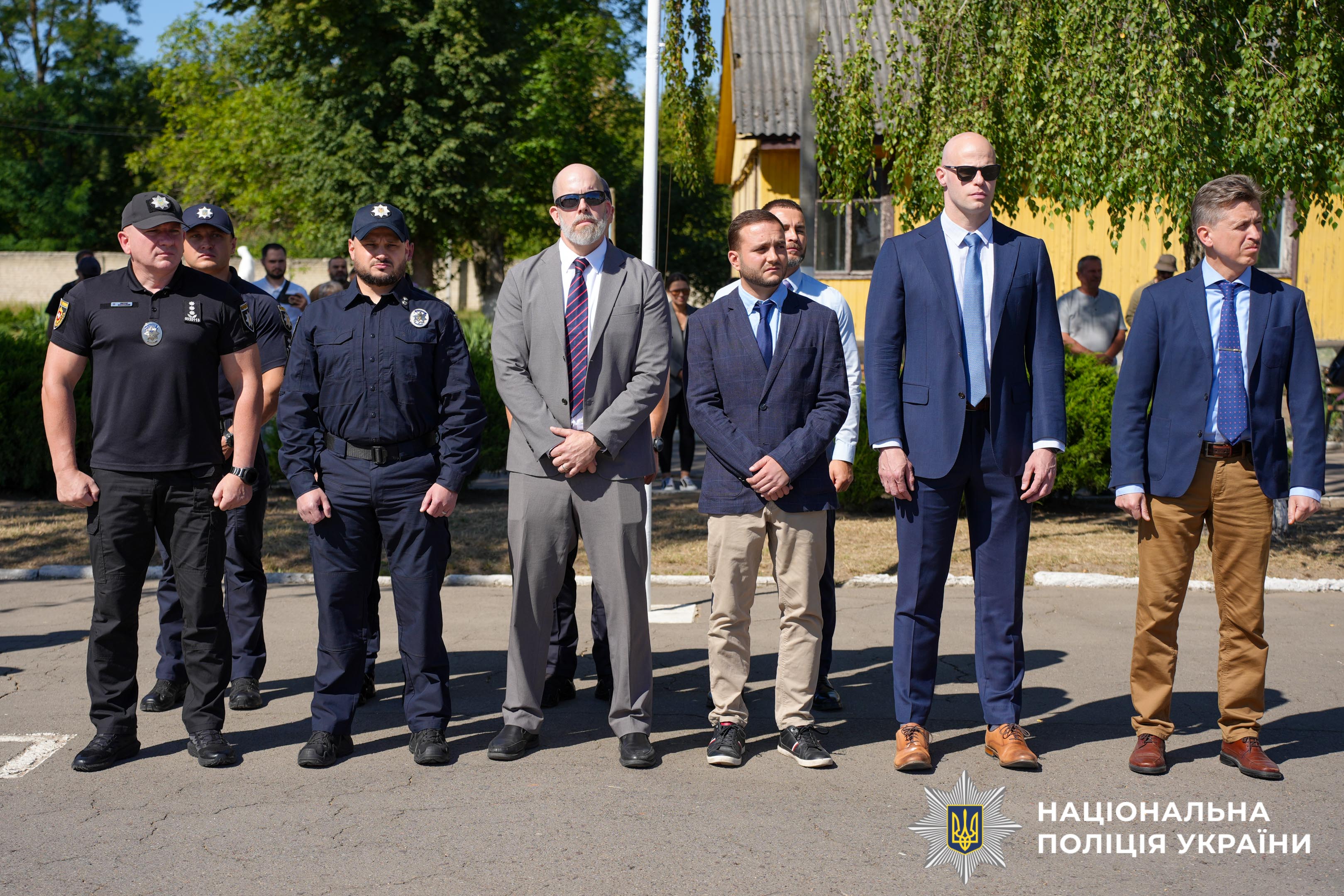 Служити та захищати: випускники Рівненської академії патрульної поліції присягнули на
