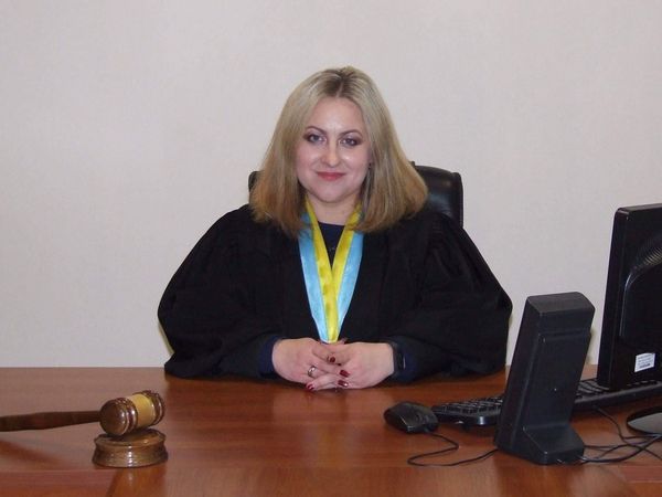 Суддя з Дубна заявила, що судова влада «стоить із простягнутою