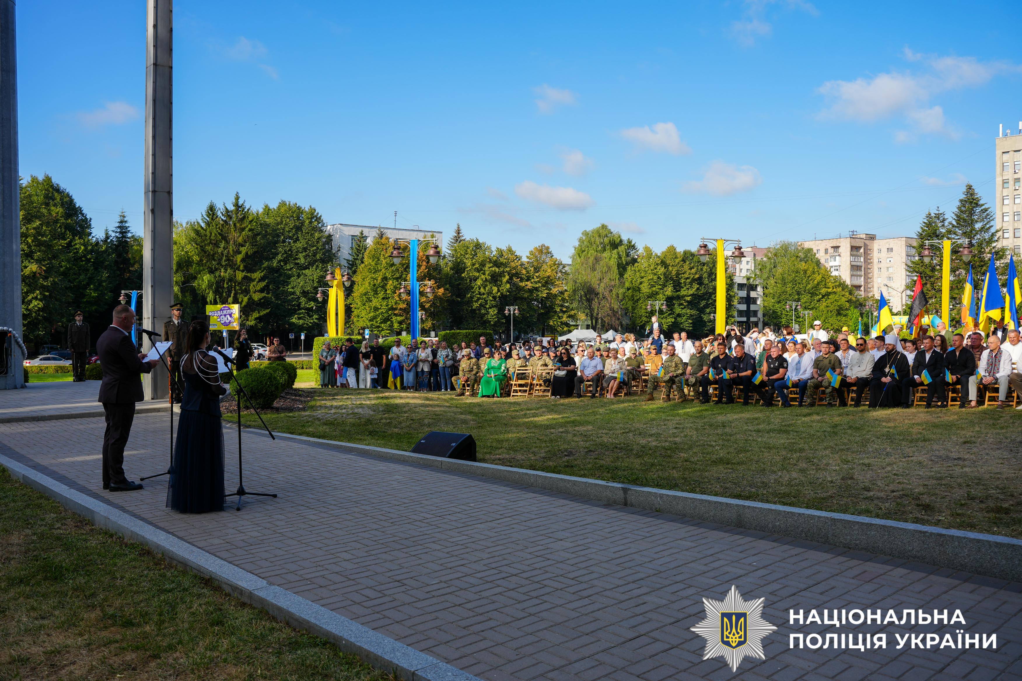 Синьо-жовтий — більше ніж державний символ: поліцейські Рівненщини долучилися до