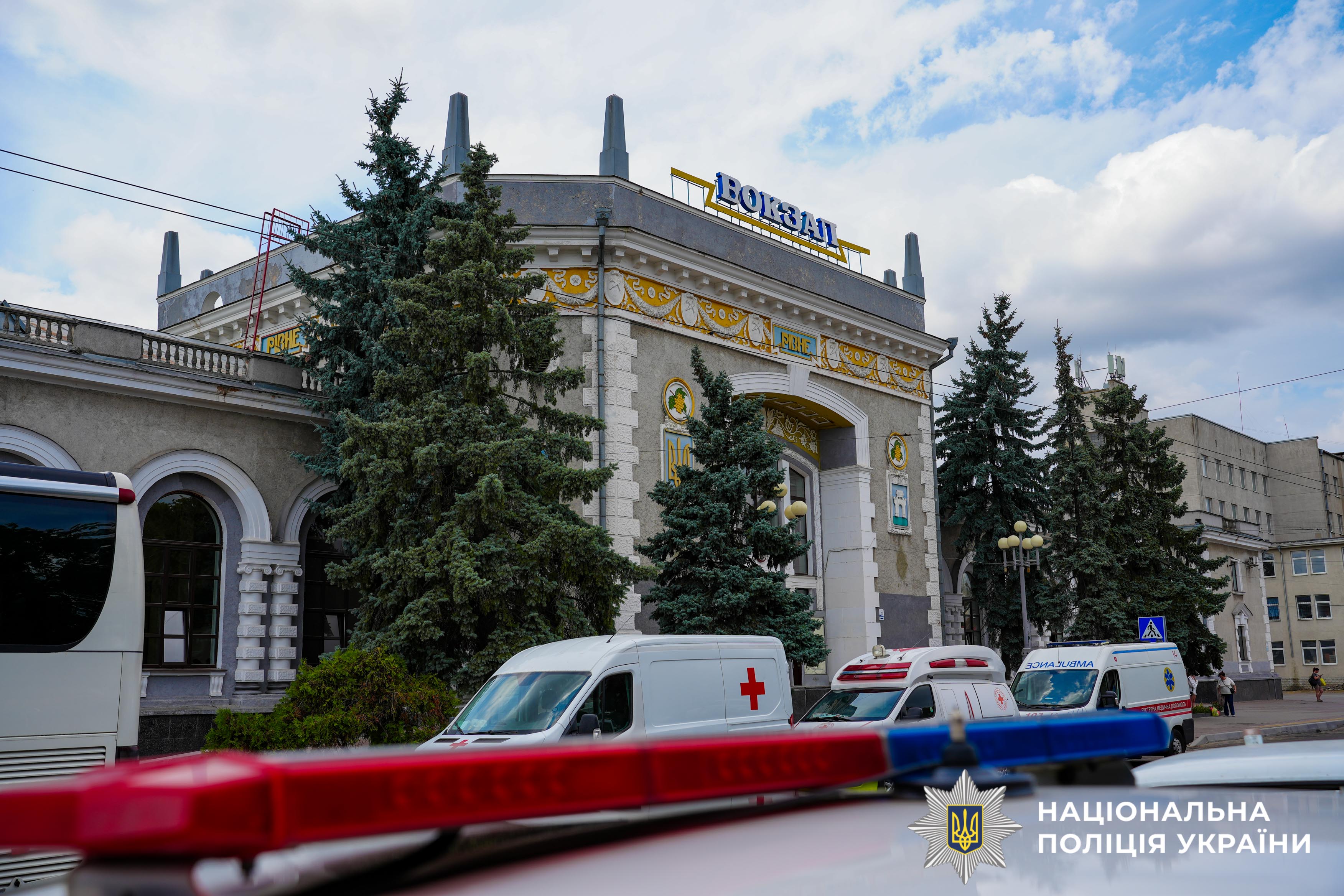 У Рівному поліцейські зустріли тринадцятий евакуаційний потяг із прифронтових регіонів