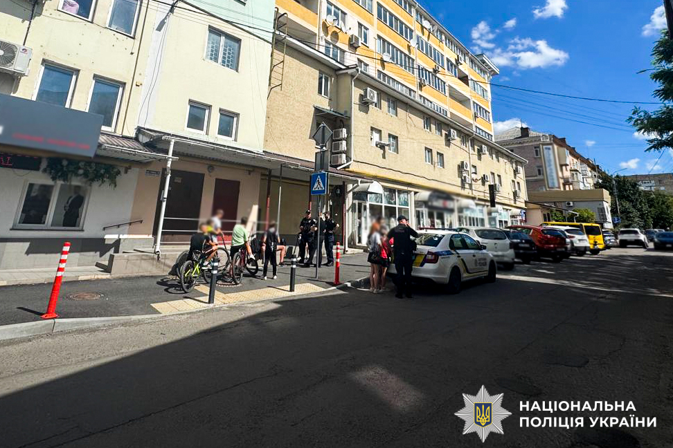 Викрав речі дітей на спортивному майданчику: у Рівному поліцейські викрили