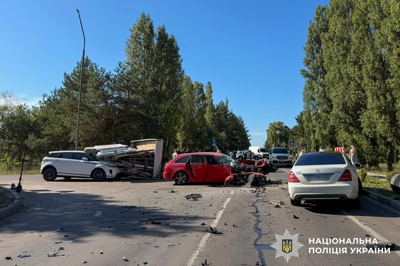 За фактом ДТП за участю чотирьох транспортних засобів у Вараші